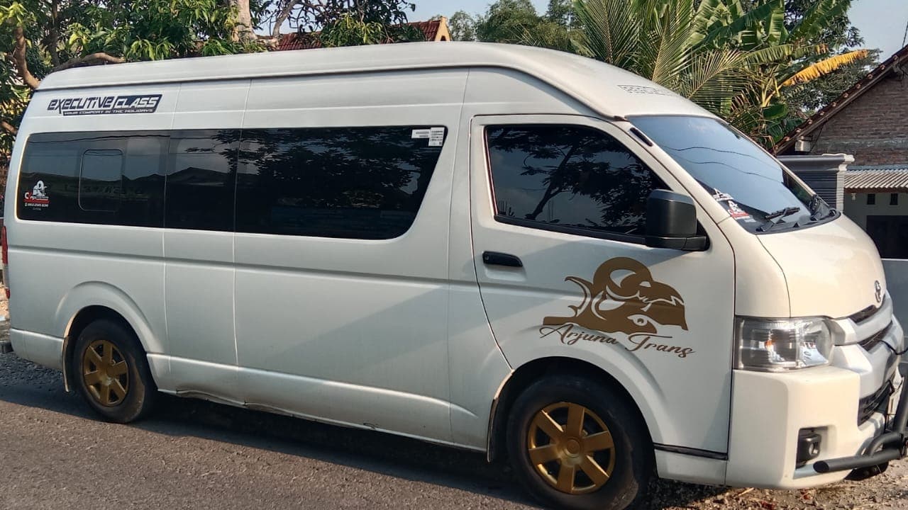 mobil hiace tampak depan